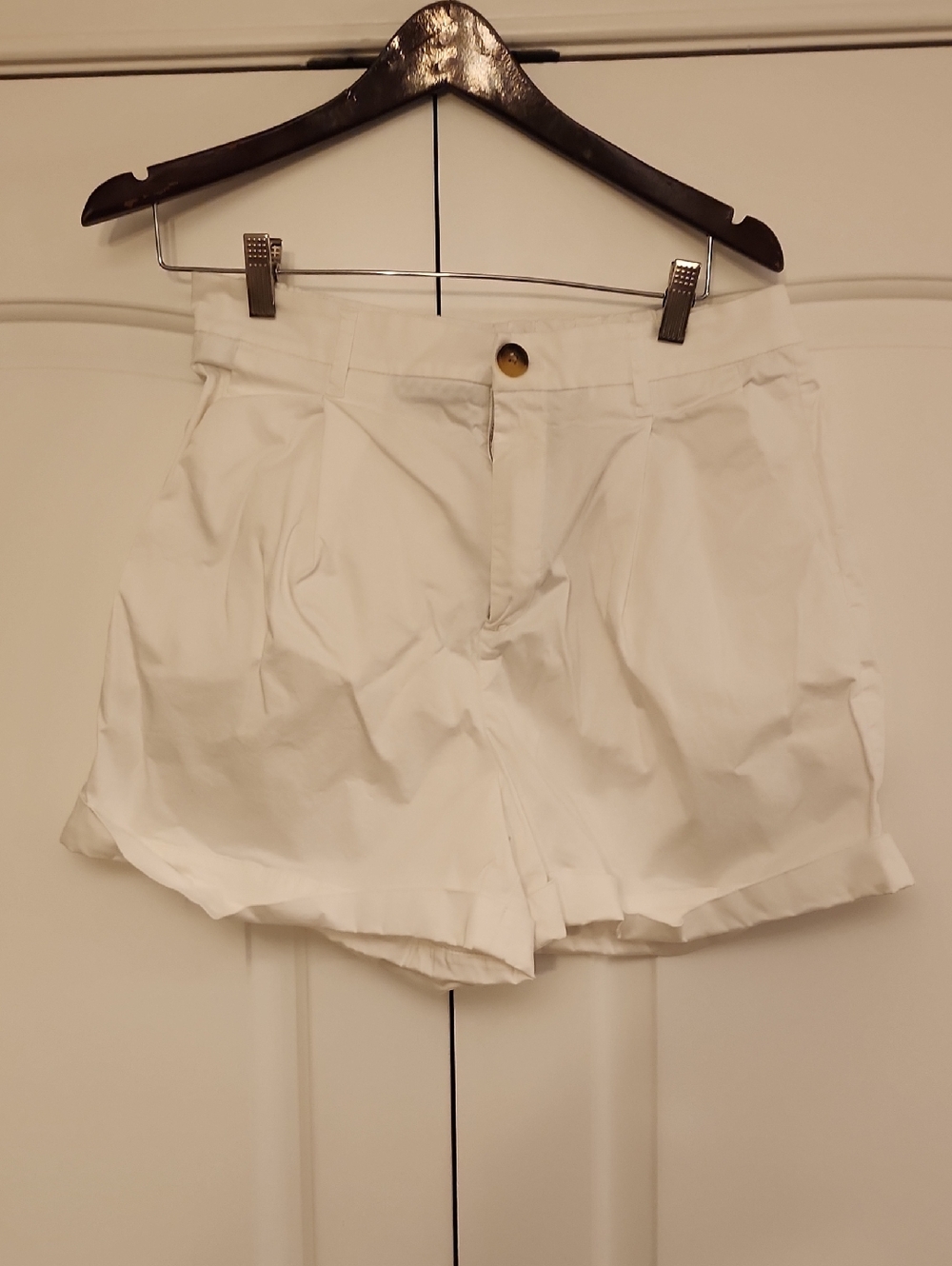 Vineyard Vines White High-Waist Pleated Shorts